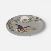 日本のフクロウの夜の木の切り飛んでいるの夜 ペーパープレート (アングル)