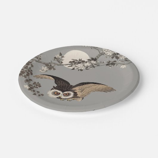 日本のフクロウの夜の木の切り飛んでいるの夜 ペーパープレート (アングル)