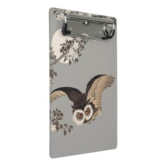 日本のフクロウの夜の木の切り飛んでいるの夜 ミニクリップボード (アングル)