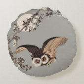 日本のフクロウの夜の木の切り飛んでいるの夜 ラウンドクッション (裏面)