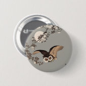 日本のフクロウの夜の木の切り飛んでいるの夜 缶バッジ (正面&裏面)