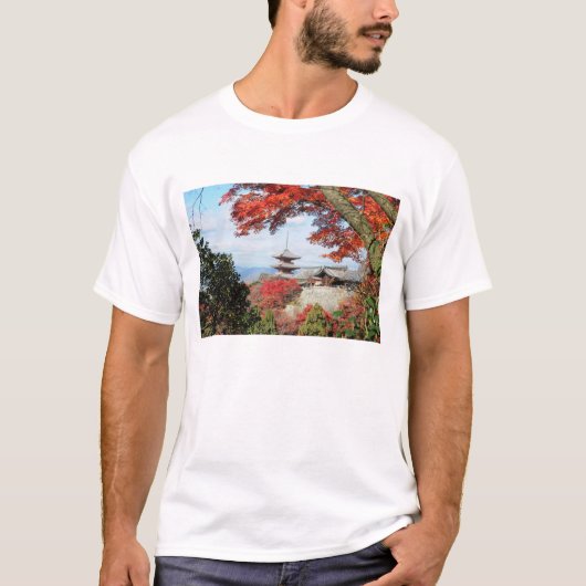 日本の京都、秋の清水寺 Tシャツ (正面)