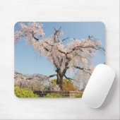 日本の京都。青空の下のしだれ桜 マウスパッド (マウス)