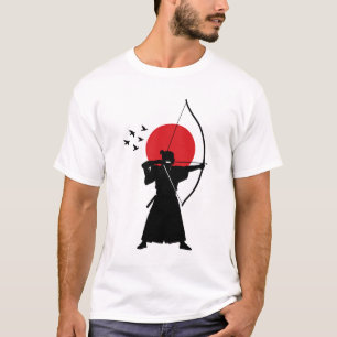 日本の伝統的な侍の弓道のシルエット Tシャツ