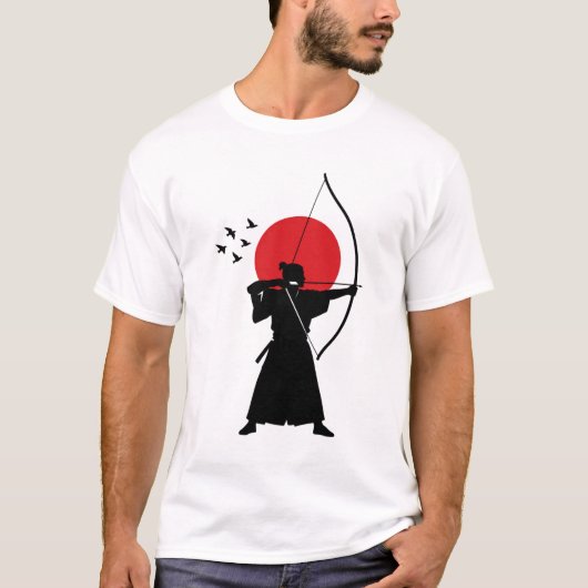 日本の伝統的な侍の弓道のシルエット Tシャツ (正面)