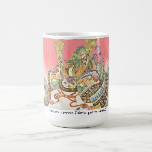 日本の伝統的着物生地、かっこいい兜(KABUTO)のマグカップ コーヒーマグカップ (中央)