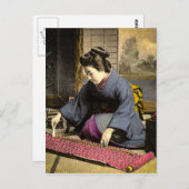 日本の古き時代の芸者が着物を準備する姿 ポストカード (正面/裏面)