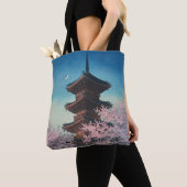 日本の古典的な浮世絵 春の夜の五重塔 トートバッグ (クローズアップ)