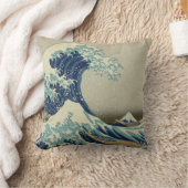 日本の古美術、葛飾北斎による「富嶽三十六景・神奈川沖浪裏」 クッション (ブランケット)