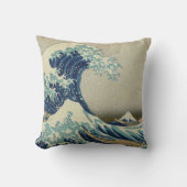 日本の古美術、葛飾北斎による「富嶽三十六景・神奈川沖浪裏」 クッション (正面)