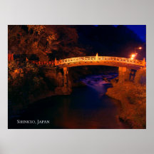 日本の夜の川の上の赤い神橋
