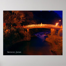 日本の夜の川の上の赤い神橋 ポスター