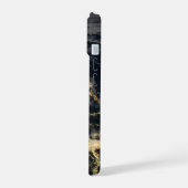 日本の夜の街の光 iPhone 15ケース (左側面)
