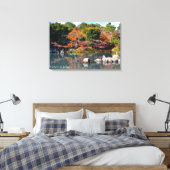 日本の嵐山の秋の庭園の池の寺院の旅行 キャンバスプリント (インサイチュ (寝室))