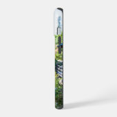 日本の庭園での美しい春の風景 iPhone 15ケース (左側面)