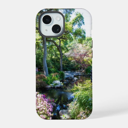 日本の庭園での美しい春の風景 iPhone 15ケース (裏面)
