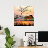 日本の湖畔の別荘に沈む夕日 静かなる花開く ポスター (ホームオフィス)