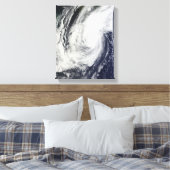 日本の琉球諸島上空の台風チャバ キャンバスプリント (インサイチュ (寝室))