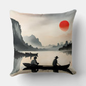日本の男性が舟を漕ぐ夕河川の風景 クッション (裏面)