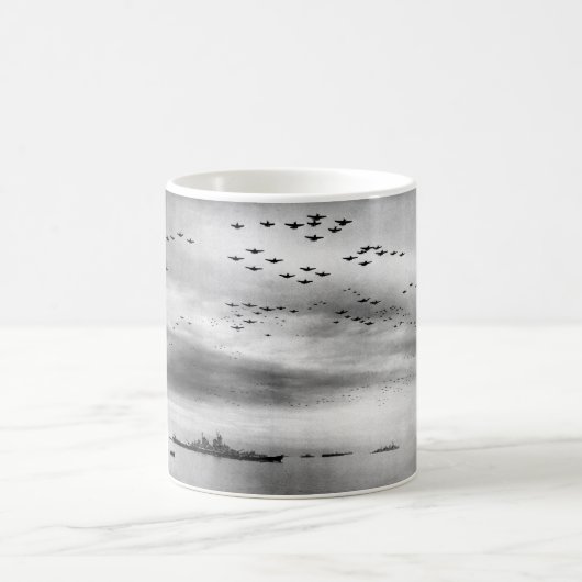 日本のUSS Missouriの上空飛行の降伏 コーヒーマグカップ (中央)