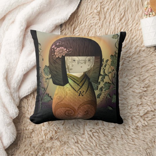 日本人のKokeshiの甘い人形のパーソナライズなモノグラム クッション (ブランケット)