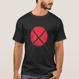 日本国旗の前で剣を交差 Tシャツ