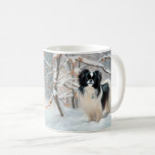 日本狆の雪の日のクリスマス コーヒーマグカップ (正面右)