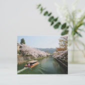 日本、京都。舟上での花見 ポストカード (スタンド正面)
