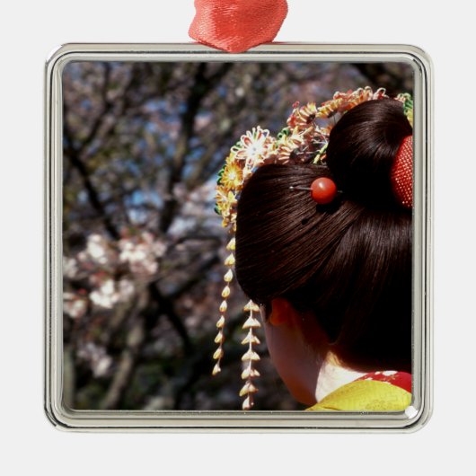 日本、京都。芸者のリアビュークローズアップ メタルオーナメント (正面)