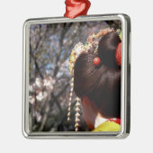 日本、京都。芸者のリアビュークローズアップ メタルオーナメント (左)