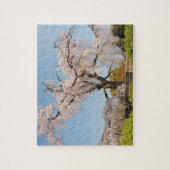日本、京都。青空の下でのしだれ桜 ジグソーパズル (縦)
