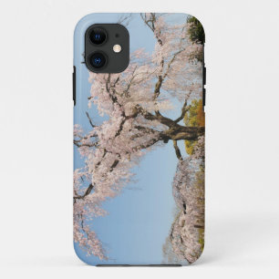 日本、京都。青空の下のしだれ桜 iPhone 11 ケース