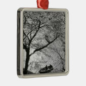 日本、東京。さくらんぼの花 メタルオーナメント (右)