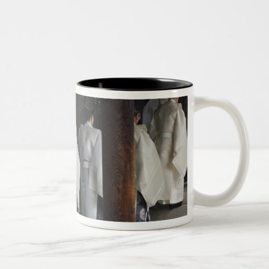 日本、東京、明治神社秋季フェスティバル ツートーンマグカップ (右)