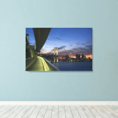 日本.東京。東京湾のレインボーブリッジ。 キャンバスプリント (インサイチュ (ウッドフロア))