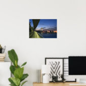 日本.東京。東京湾のレインボーブリッジ。 ポスター (ホームオフィス)