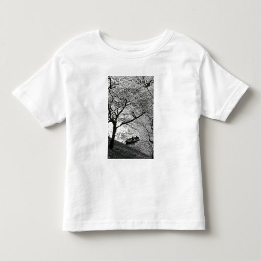 日本、東京。皇居の桜 トドラーTシャツ (正面)