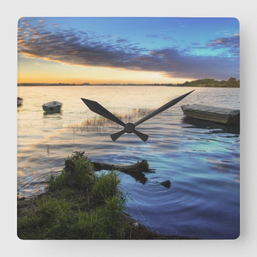 日没からの航行ボートの反射 スクエア壁時計 (正面)