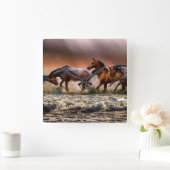 日没で海の波で走っている馬 スクエア壁時計 (ホーム)