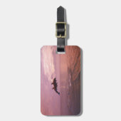 日没で跳んでいるBottlenosedのイルカ ラゲッジタグ (正面縦)