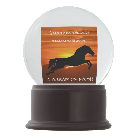 "日没で跳躍する信頼の跳躍"の引用文及び馬 スノーグローブ (裏面)