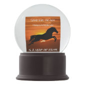 "日没で跳躍する信頼の跳躍"の引用文及び馬 スノーグローブ (正面)