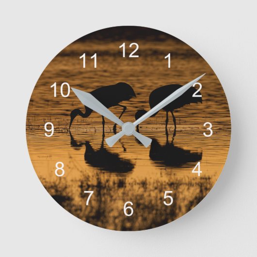 日没にシルエット化されたクレーン ラウンド壁時計 (正面)