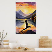 日没にヨガをするアフリカ人女性のシルエット ポスター (キッチン)