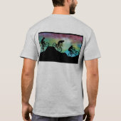 日没に対する山のバイクもしくは自転車に乗る人 Tシャツ (裏面)