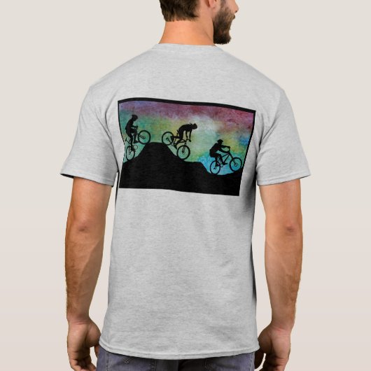 日没に対する山のバイクもしくは自転車に乗る人 Tシャツ (裏面)