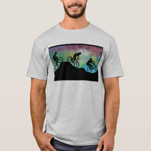 日没に対する山のバイクもしくは自転車に乗る人 Tシャツ