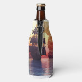 日没に島から海賊の船 ボトルクーラー (ボトル裏面)