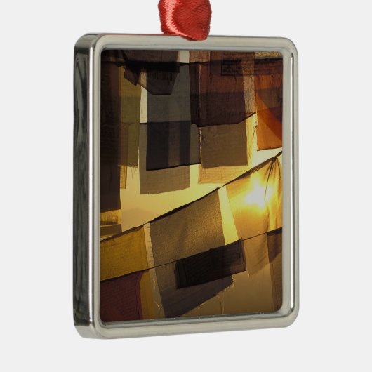 日没に祈りの言葉が旗を掲げ メタルオーナメント (右)