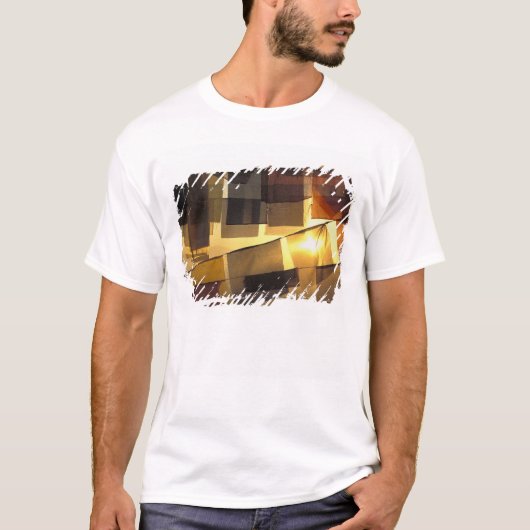 日没に祈りの言葉が旗を掲げ Tシャツ (正面)